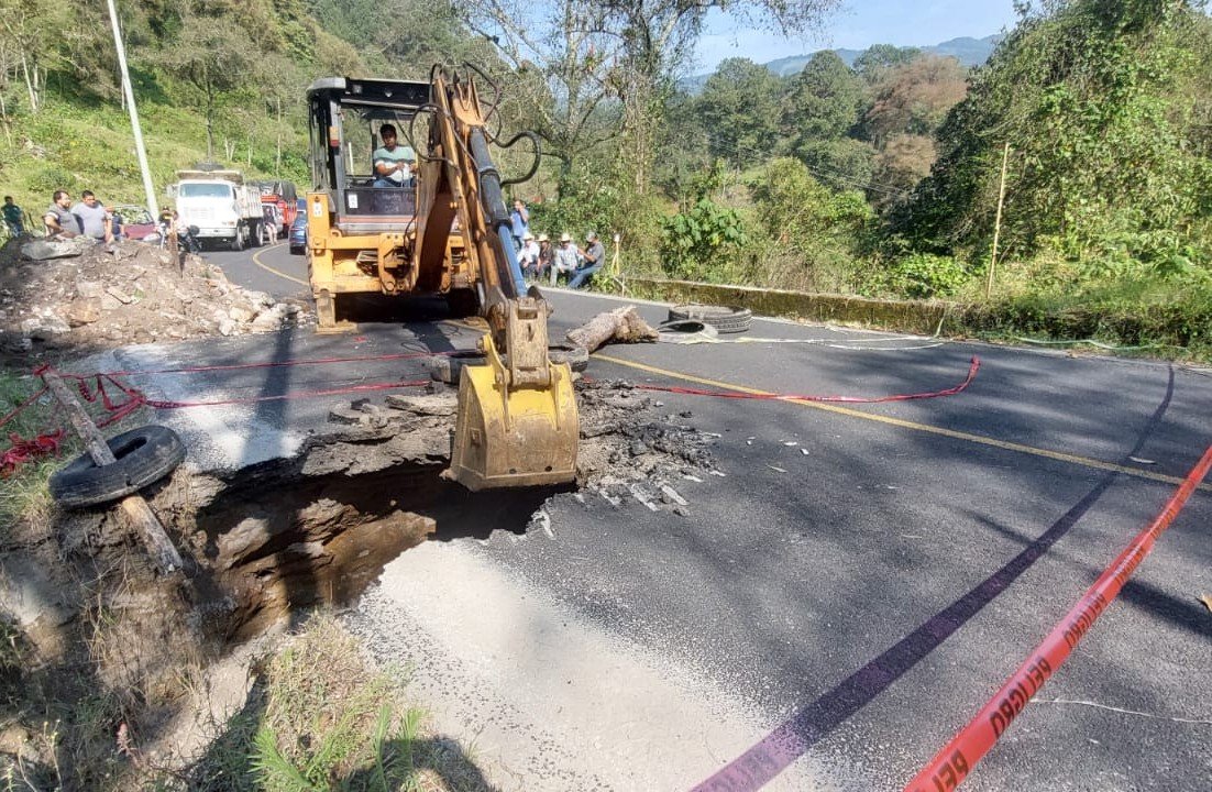 Gobierno estatal atiende falla en carretera Acuaco–Huehuetla