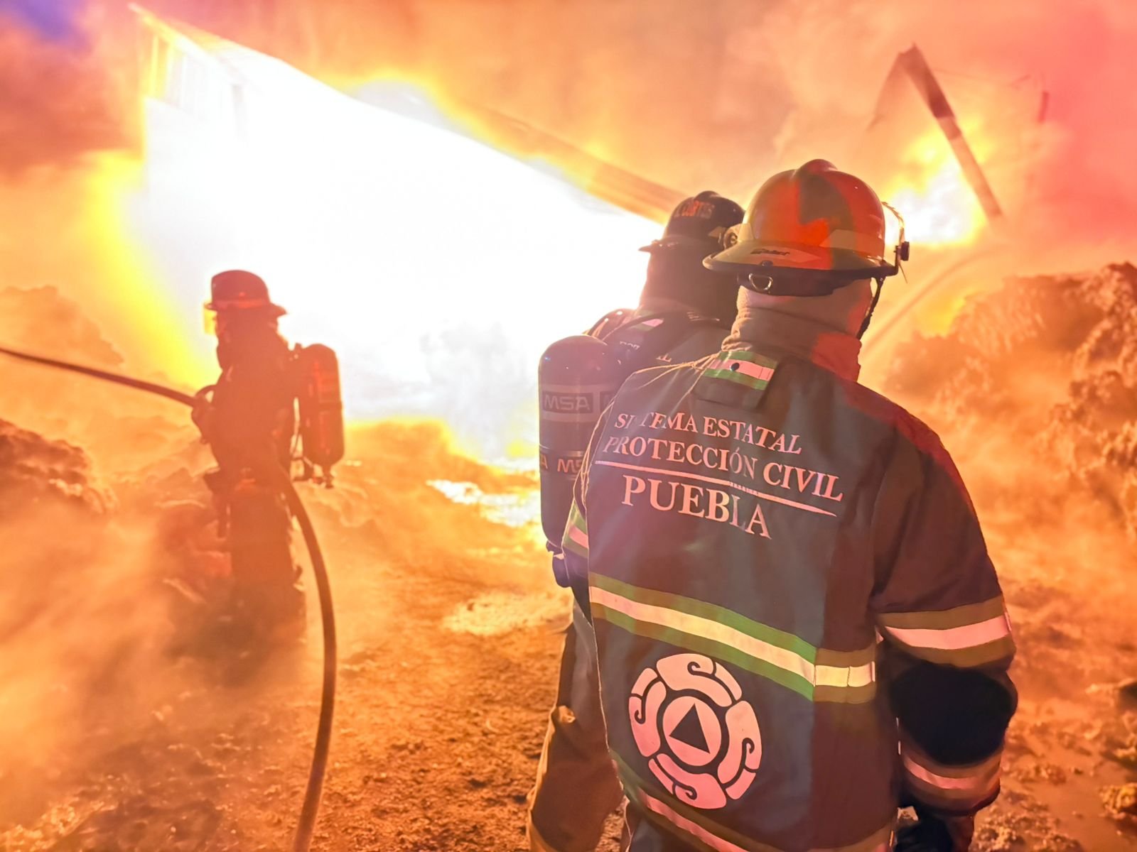 Coordinación interinstitucional controla incendio y protege a la población en Puebla