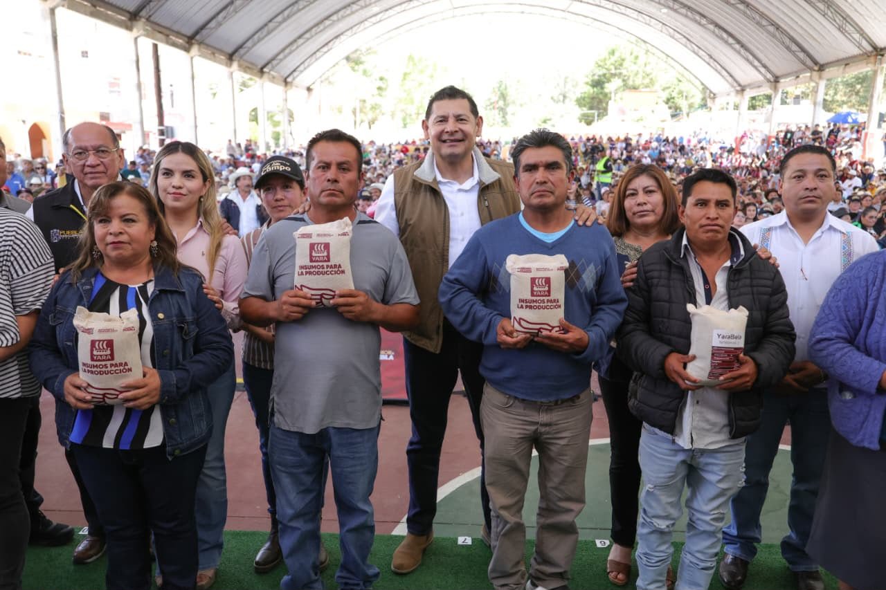 IXTACAMAXTITLÁN RECIBE APOYOS HISTÓRICOS PARA IMPULSAR EL CAMPO Y EL DESARROLLO REGIONAL