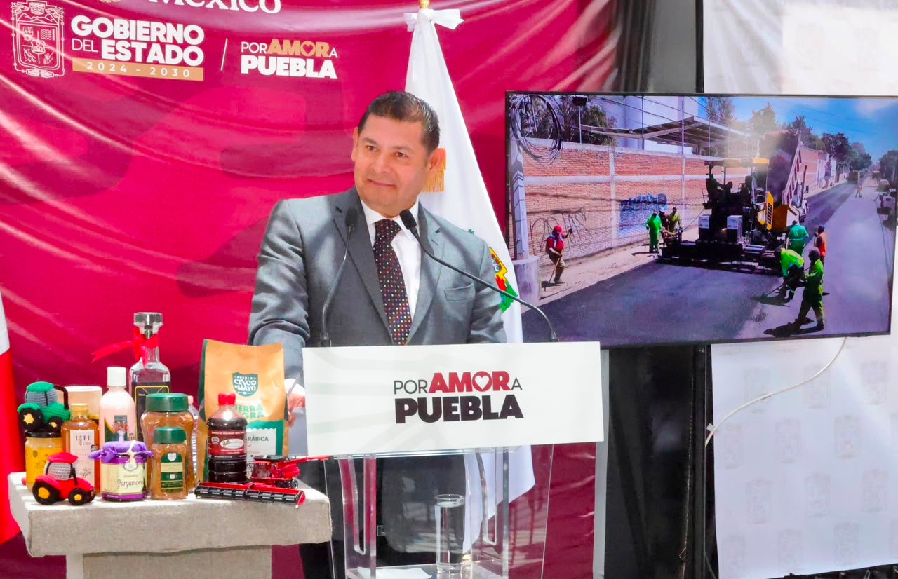 Gobierno estatal fortalece infraestructura vial con maquinaria propia en Puebla
