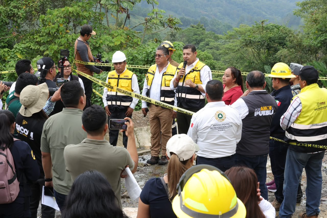 Gobierno de Puebla atiende daños en caminos de la Sierra Norte tras lluvias
